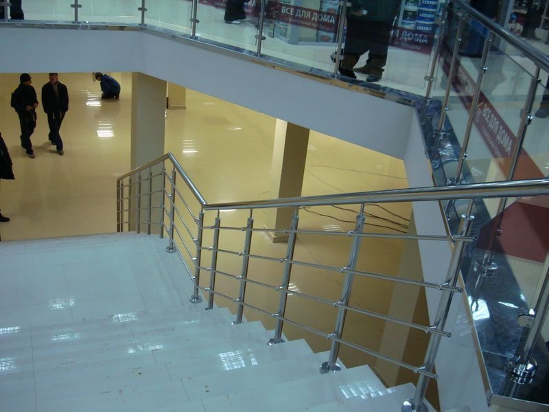 Перила для лестниц в торговых центрах