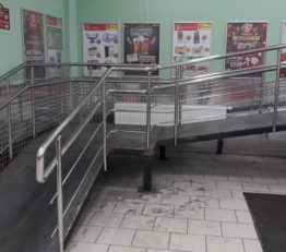 фото пандуса в супермаркете магазина в деревне Горчакова