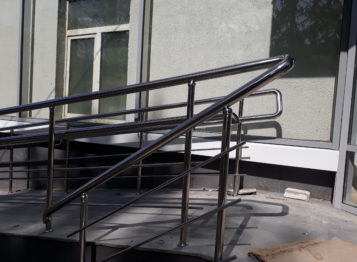 фото плавных изгибов поручней лестницы и пандуса
