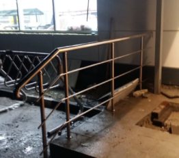 фото ограждения с тремя ригелями для небольшого магазина