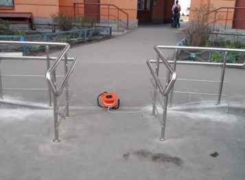 фото установки перил у тротуара