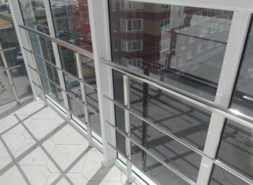 Установка перил для балконов